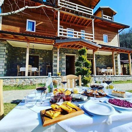 Bujtina Dini Hotel Rubik Exterior foto