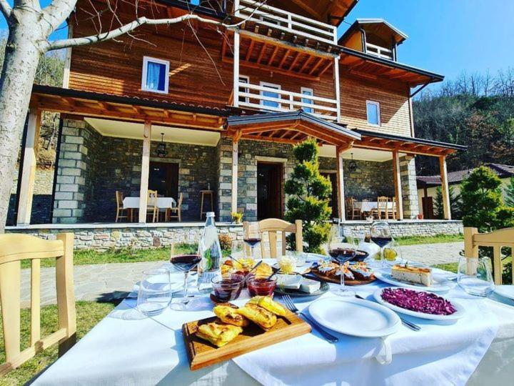 Bujtina Dini Hotel Rubik Exterior foto
