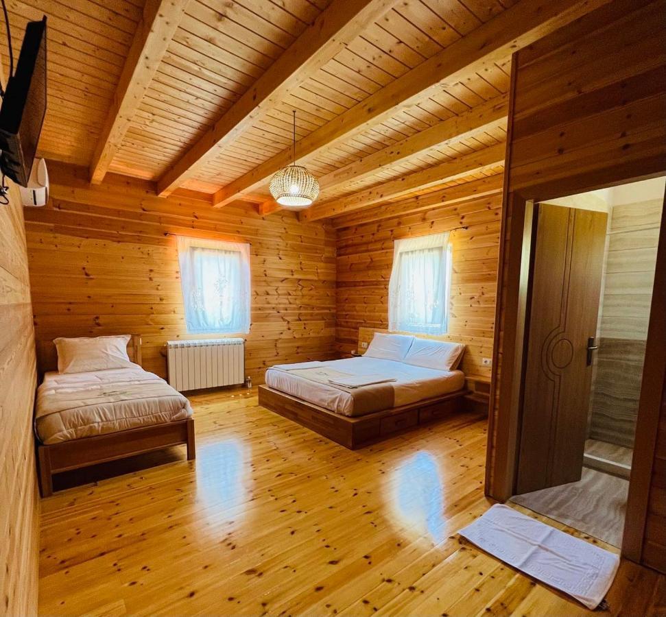 Bujtina Dini Hotel Rubik Exterior foto
